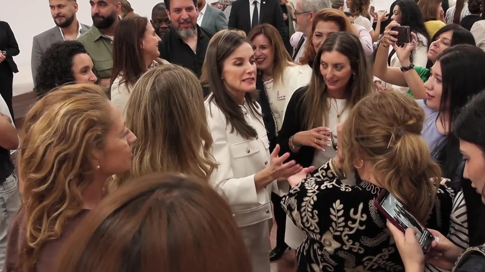 va reina con mujeres gitanas