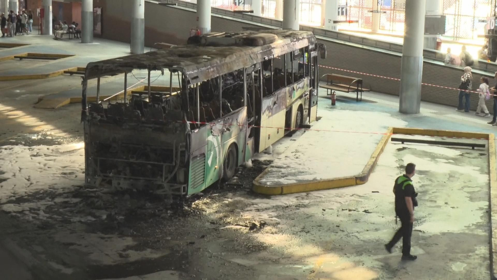 Autobús quemado en Sevilla