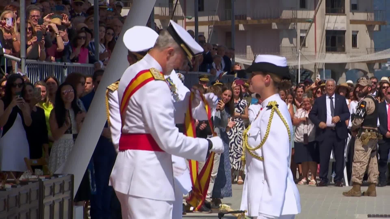 La princesa Leonor recibe la Gran Cruz del Mérito Naval con distintivo blanco