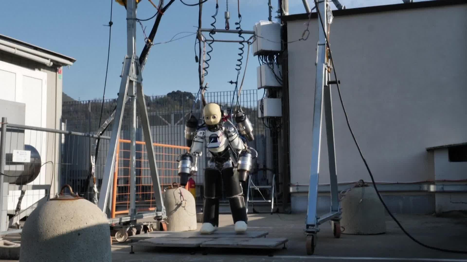 El Instituto Italiano de Tecnología crea el primer robot humanoide que puede volar OK
