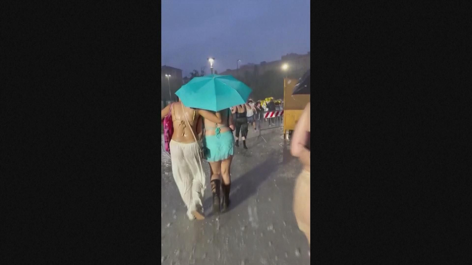 Una fuerte granizada obliga a suspender un concierto de Bad Bunny en Milán