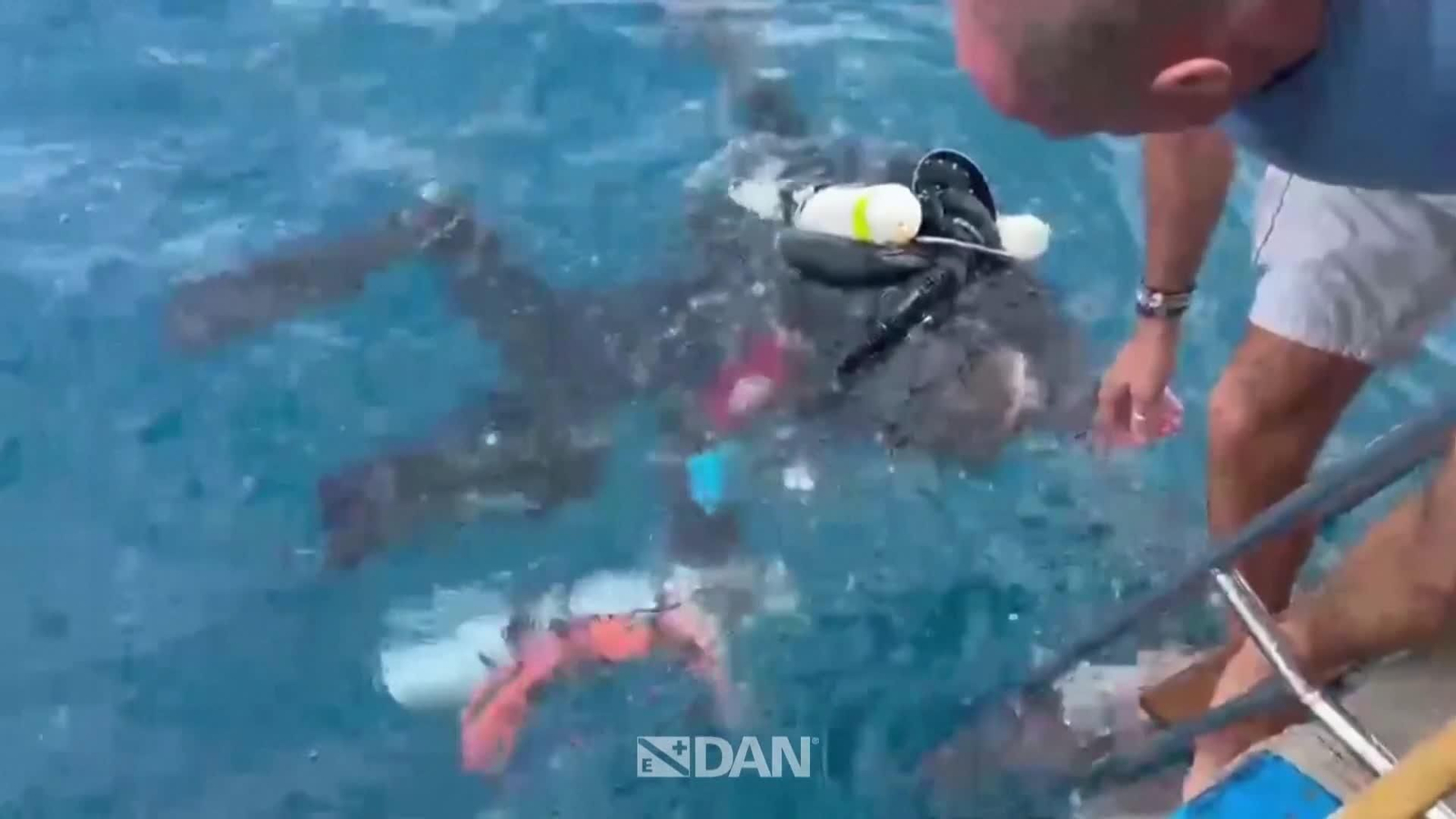 J007-MALDIVAS FIN RESCATE SUBMARINISTAS ITALIANOS