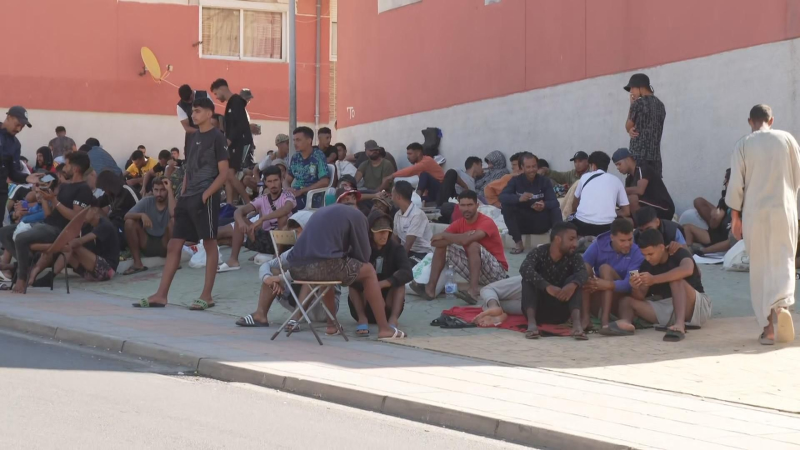 Cientos de migrantes siguen deambulando por las calles de Ceuta
