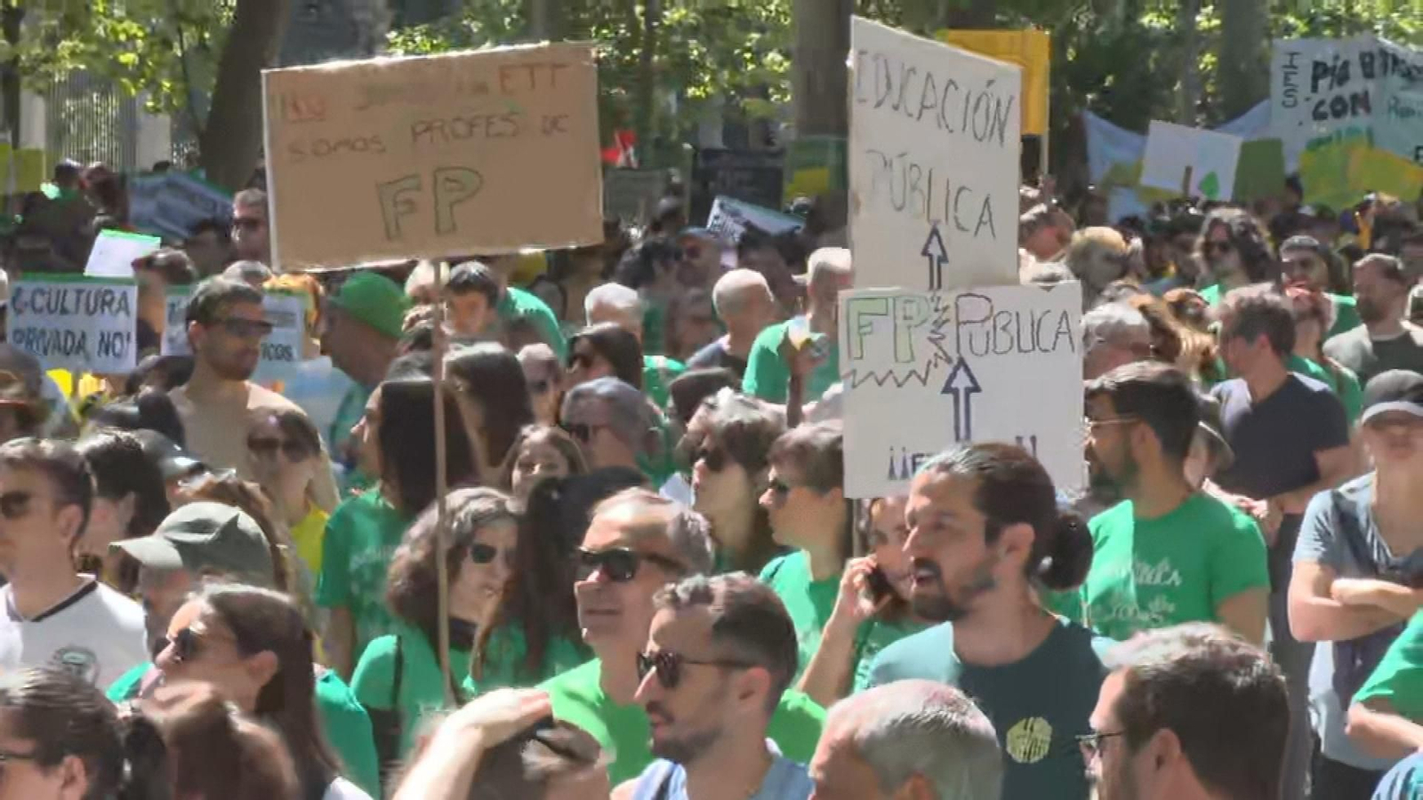 Miles de personas se manifiestan en Madrid en defensa de la educación pública