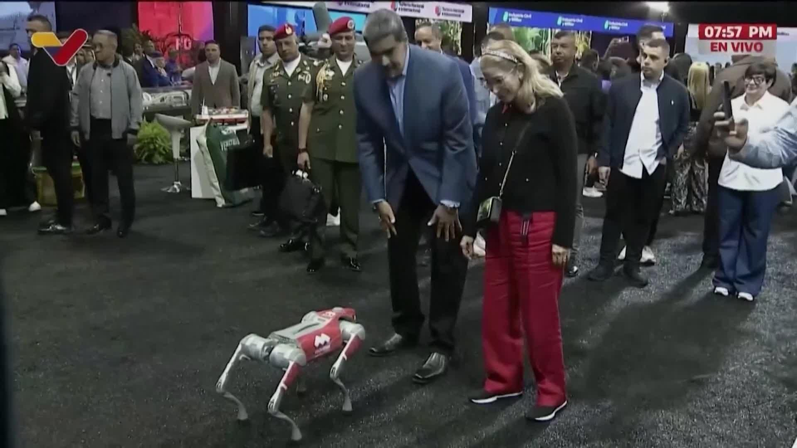 va maduro baila con robot
