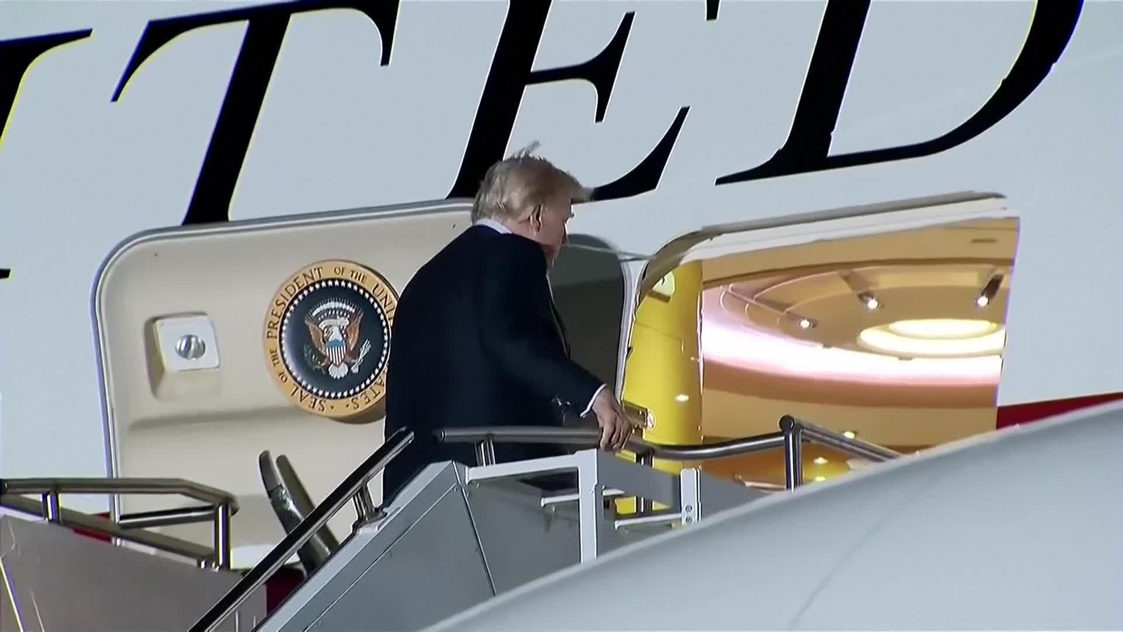 va trump en carrito de catering