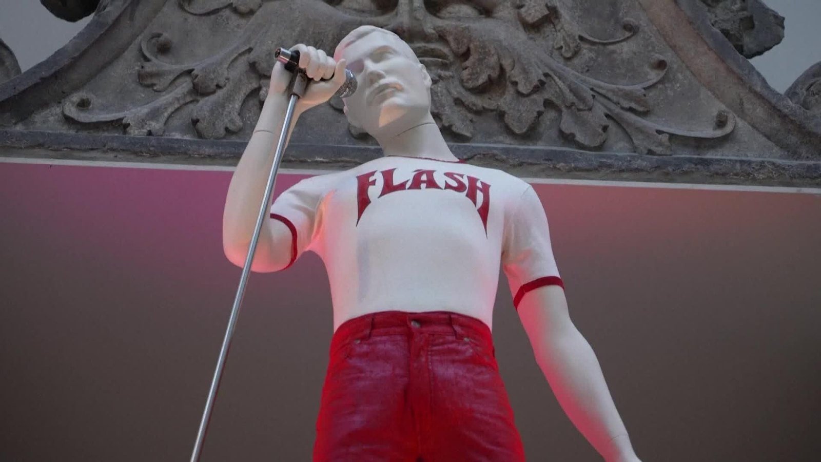 va exposicion de los trajes de freddy mercury