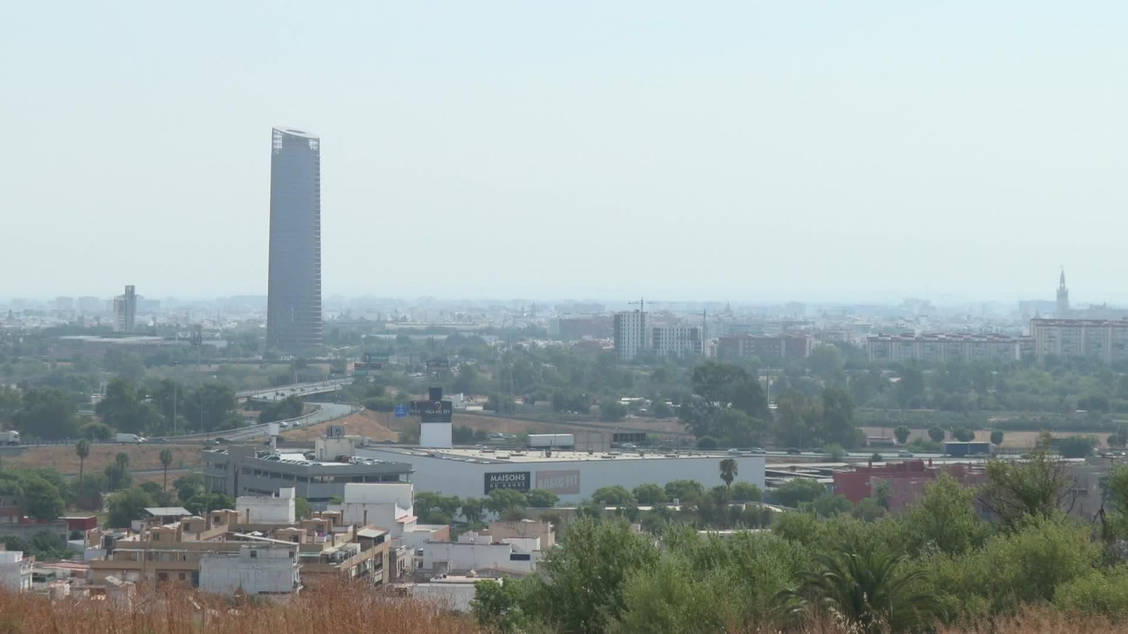 L042-SEVILLA HUMO DE INCENDIO NIEBLA
