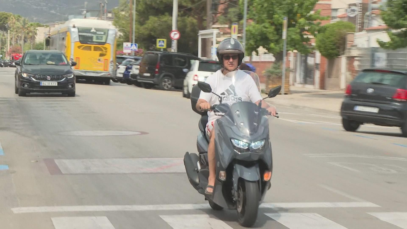La DGT multará a motoristas con chanclas y a usuarios de patinete sin casco a partir del 1 de octubre