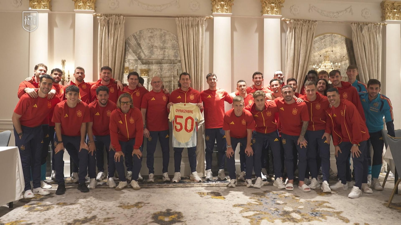 El jugador de la selección Mikel Oyarzabal ha celebrado sus bodas de oro con el combinado nacional