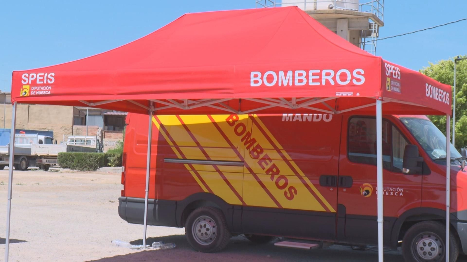 Las labores de extinción del incendio de Tamarite