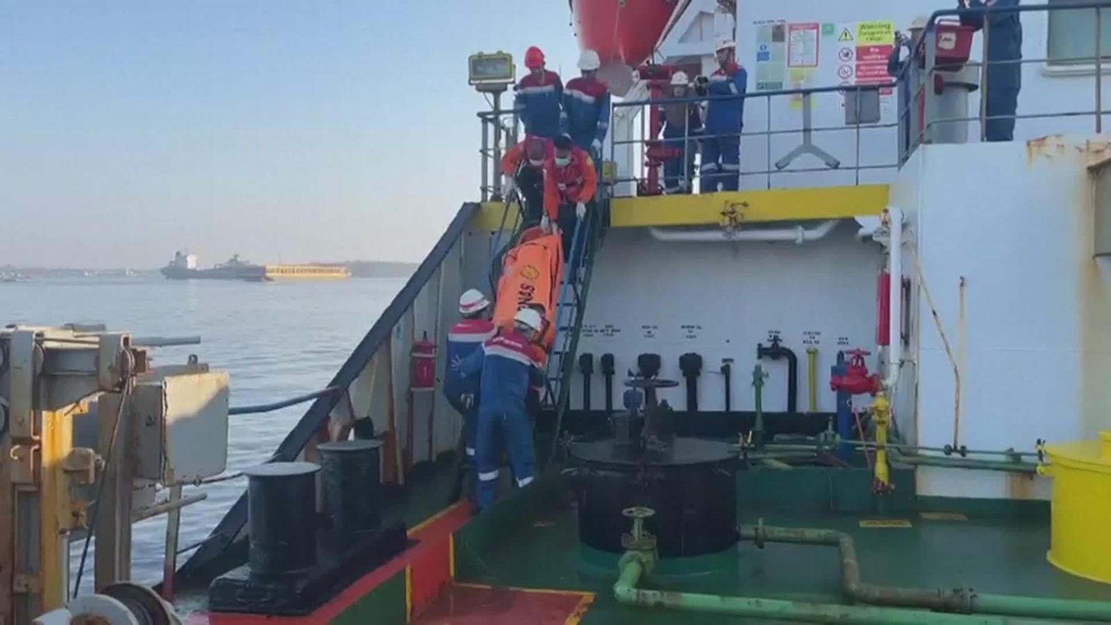 L005-INDONESIA RESCATE NAUFRAGIO FERRI