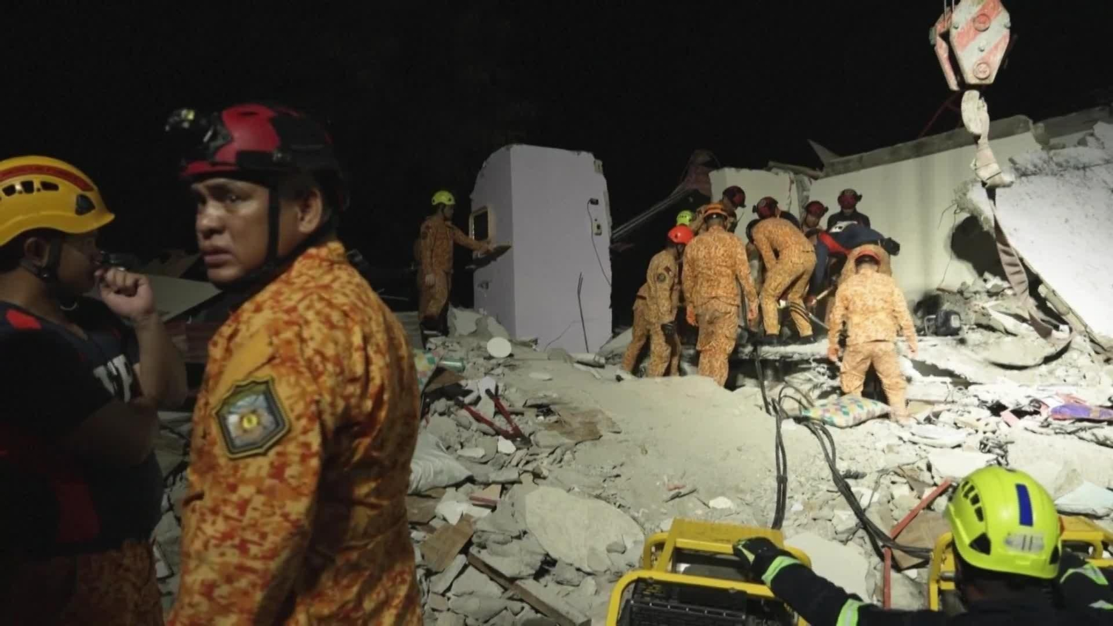 X070-FILIPINAS RESCATES TERREMOTO