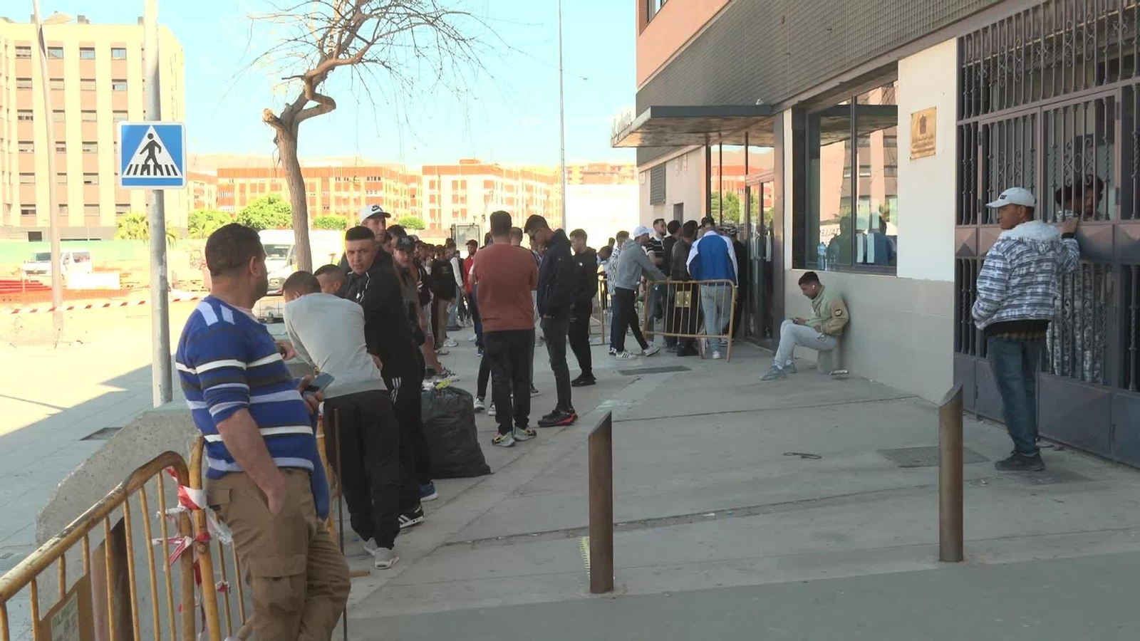 M061-ALMERIA COLAS CONSULADO MARRUECOS