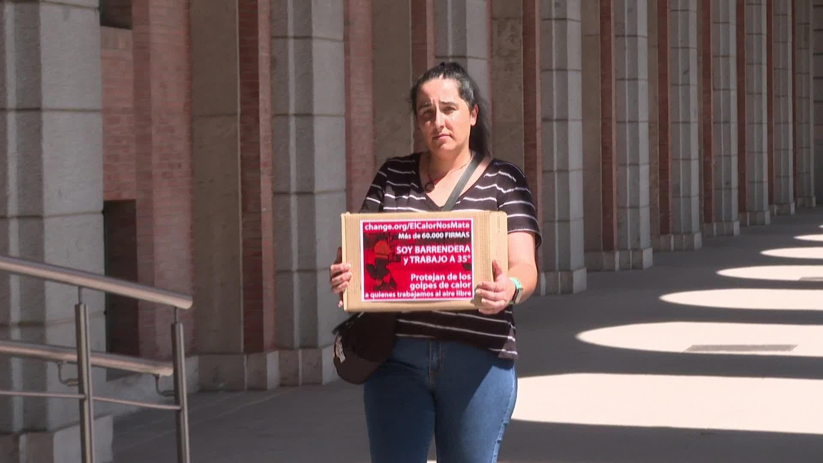 Elvira Gómez, la barrendera que lucha para para que se proteja del calor a los trabajadores al aire libre : "Es inaguantable"