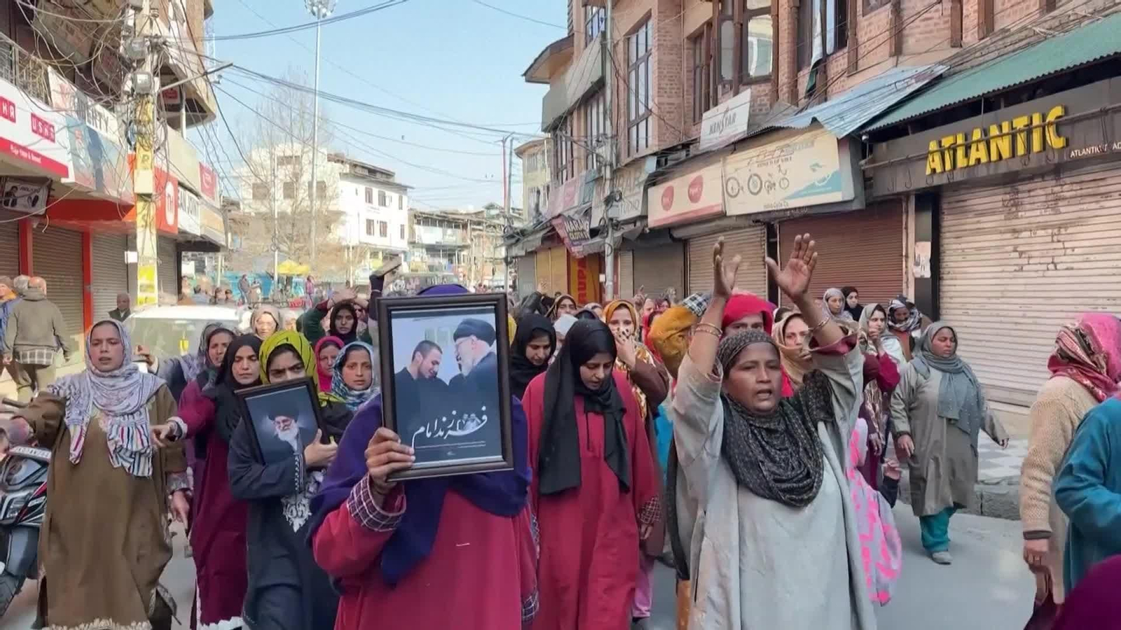 D008-CACHEMIRA MANIS POR MUERTE JAMENEI