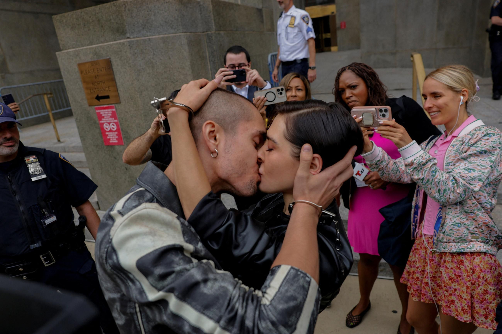Beso de película tras declarar por escalar la aguja del Empire State Building