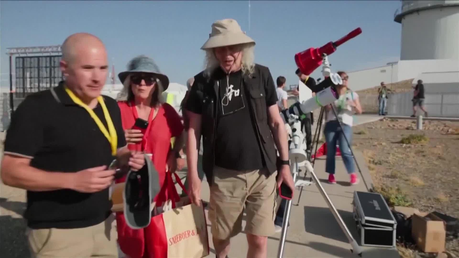 va bryan may viendo eclipse