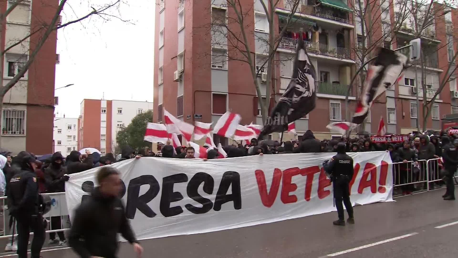 S036-MADRID PROTESTA AFICIONADOS CESPED VALLECAS