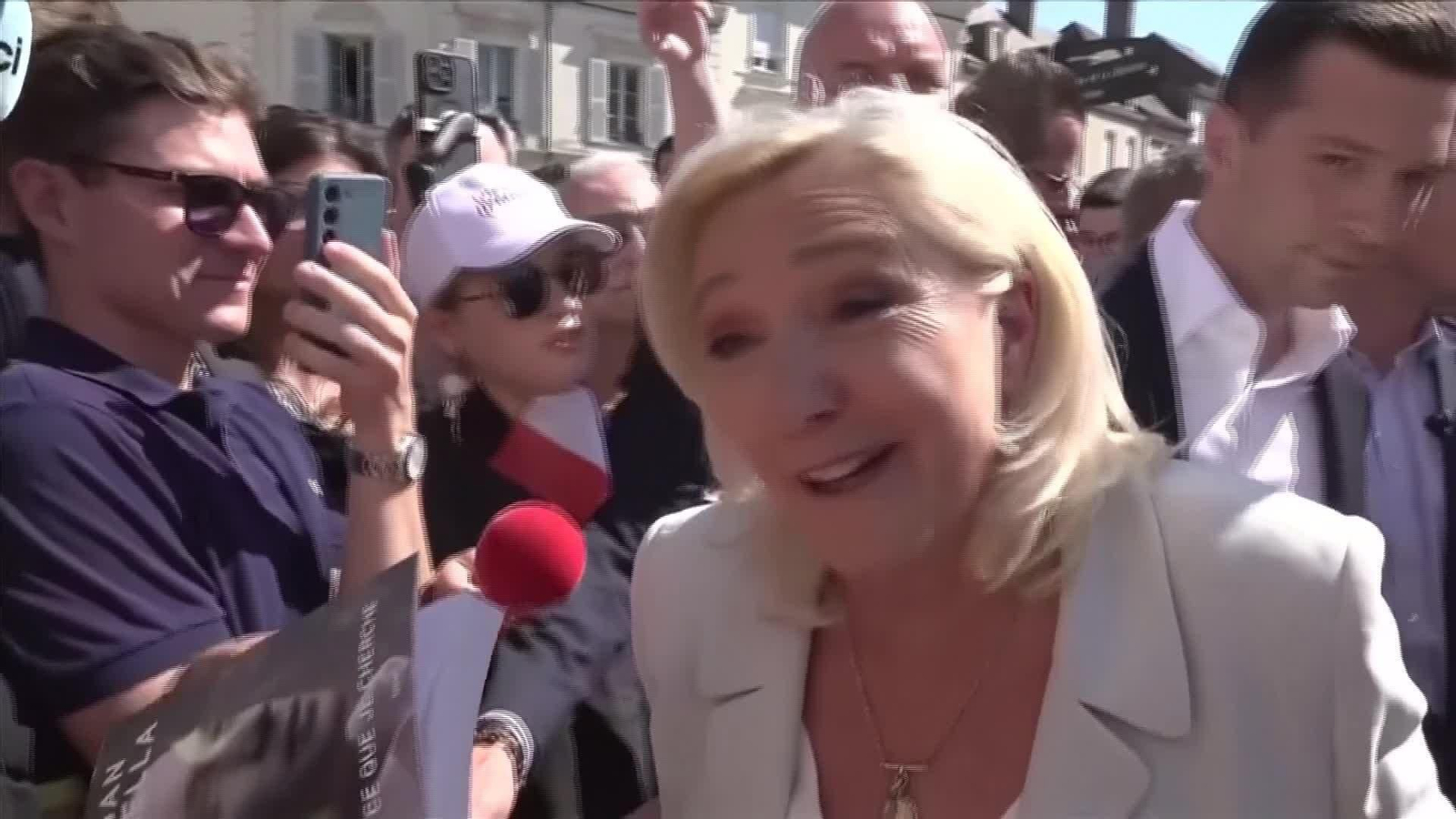 X054-FRANCIA ARRANQUE DE CAMPAÑA DE LE PEN SIN BRAZALETE ELECTRONICO