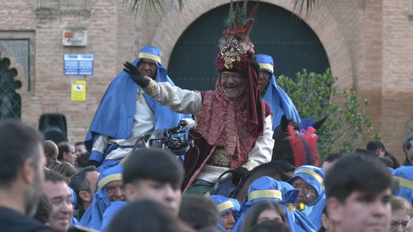 El Heraldo de Nervión abre el ciclo de emisarios de los Reyes Magos en Sevilla