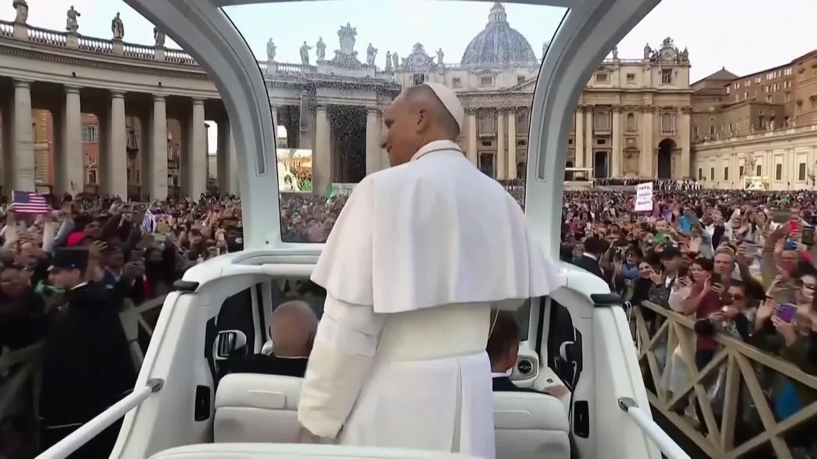 va paseo del papa en papamovil