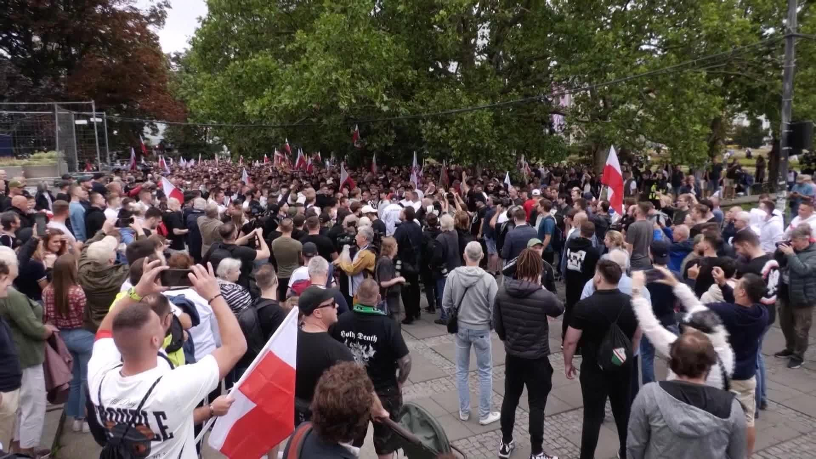 S611-POLONIA PROTESTAS RACISMO