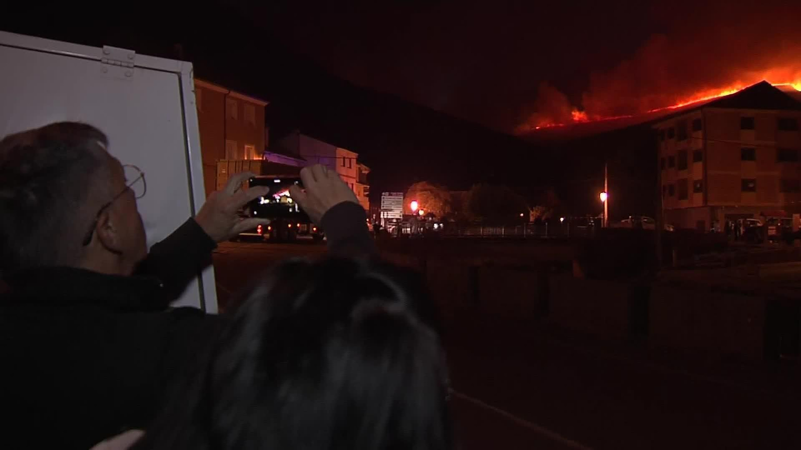 J002-EDI LEON VECINOS IGUEÑA LUCHAN CONTRA FUEGO